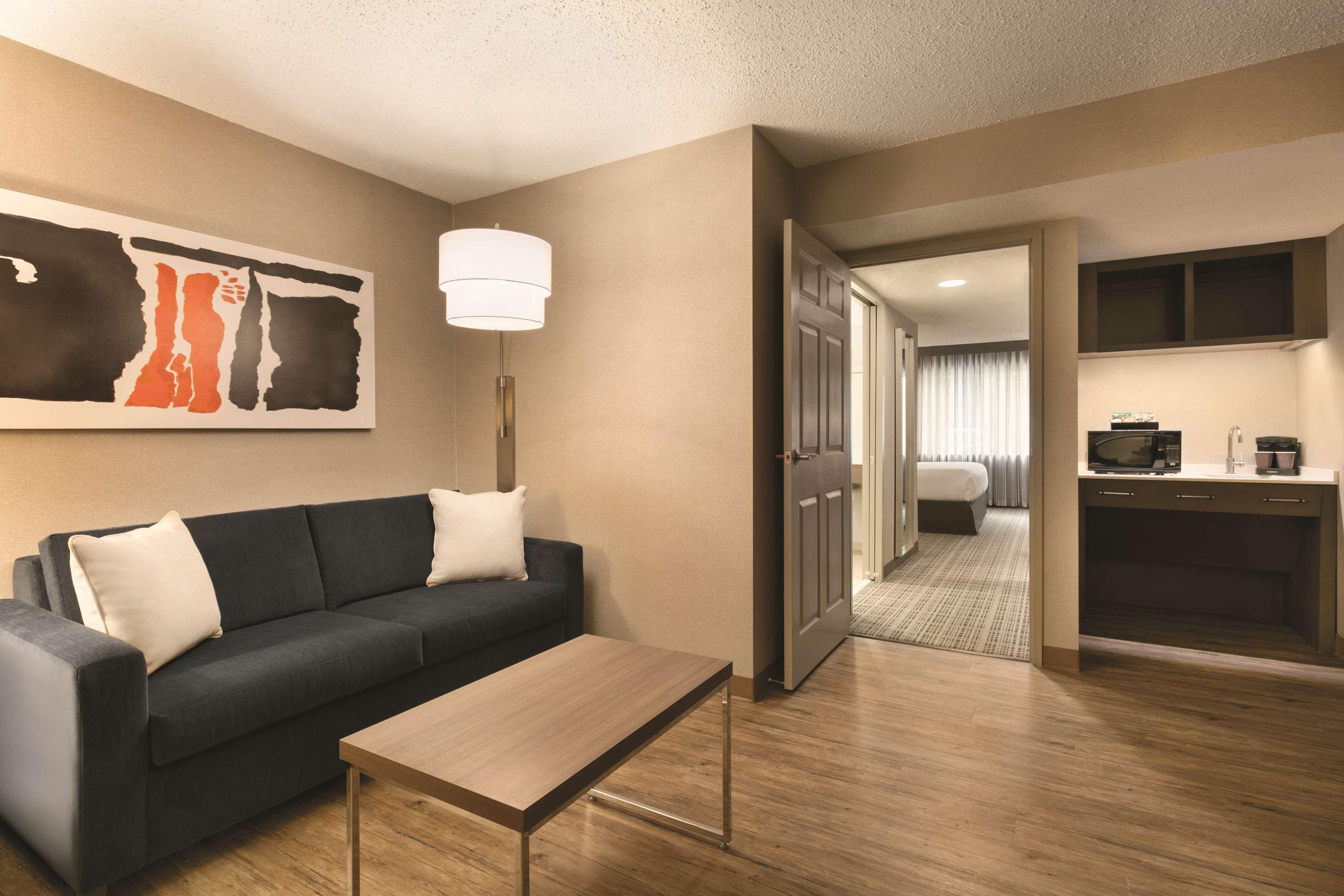 Embassy Suites By Hilton Richmond Dumbarton Exteriör bild