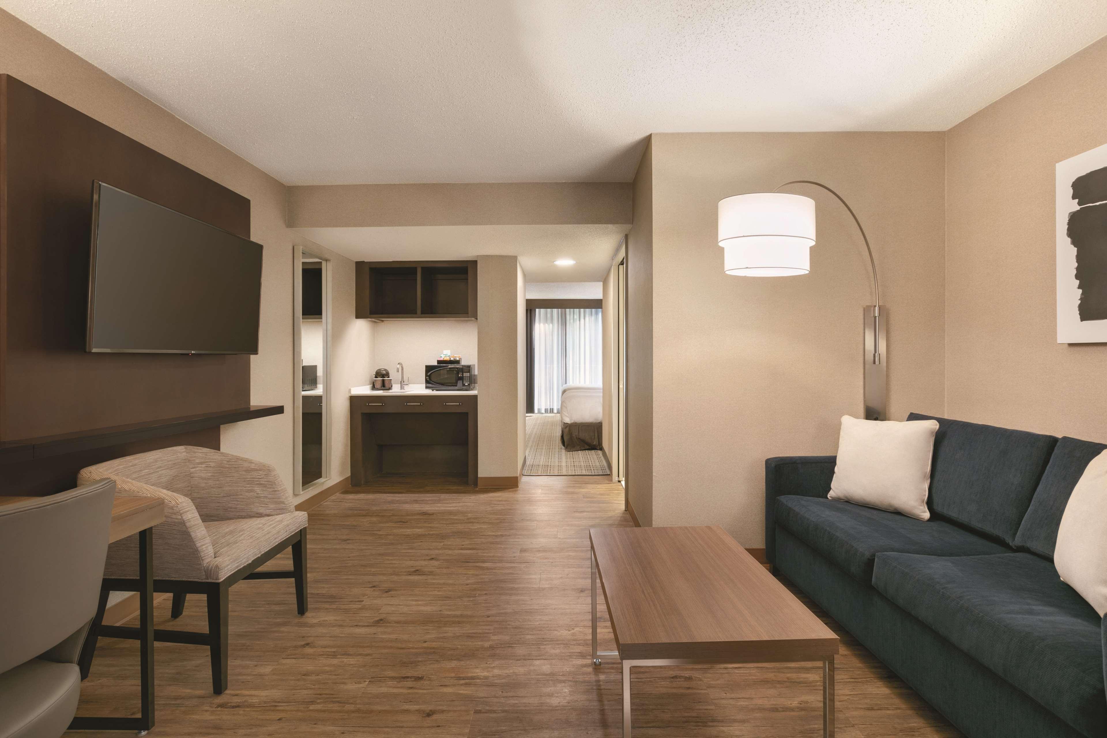 Embassy Suites By Hilton Richmond Dumbarton Exteriör bild